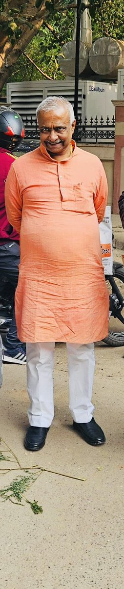 बीजेपी वाले संजय जोशी किस मिट्टी के बने हैं! 

मुझे तीन चार लोगों ने संजय जोशी की कुछ अद्भुत कहानियां बताईं. एक रिटायर डीजीपी साहब अपनी कोई समस्या लेकर आए. संजय जोशी ने सीधे उस राज्य के सीएम को फोन लगा दिया. काम हो गया. एक छोटे मोटे ठेकेदार का कहीं पेमेंट अटका पड़ा था. वो संजय