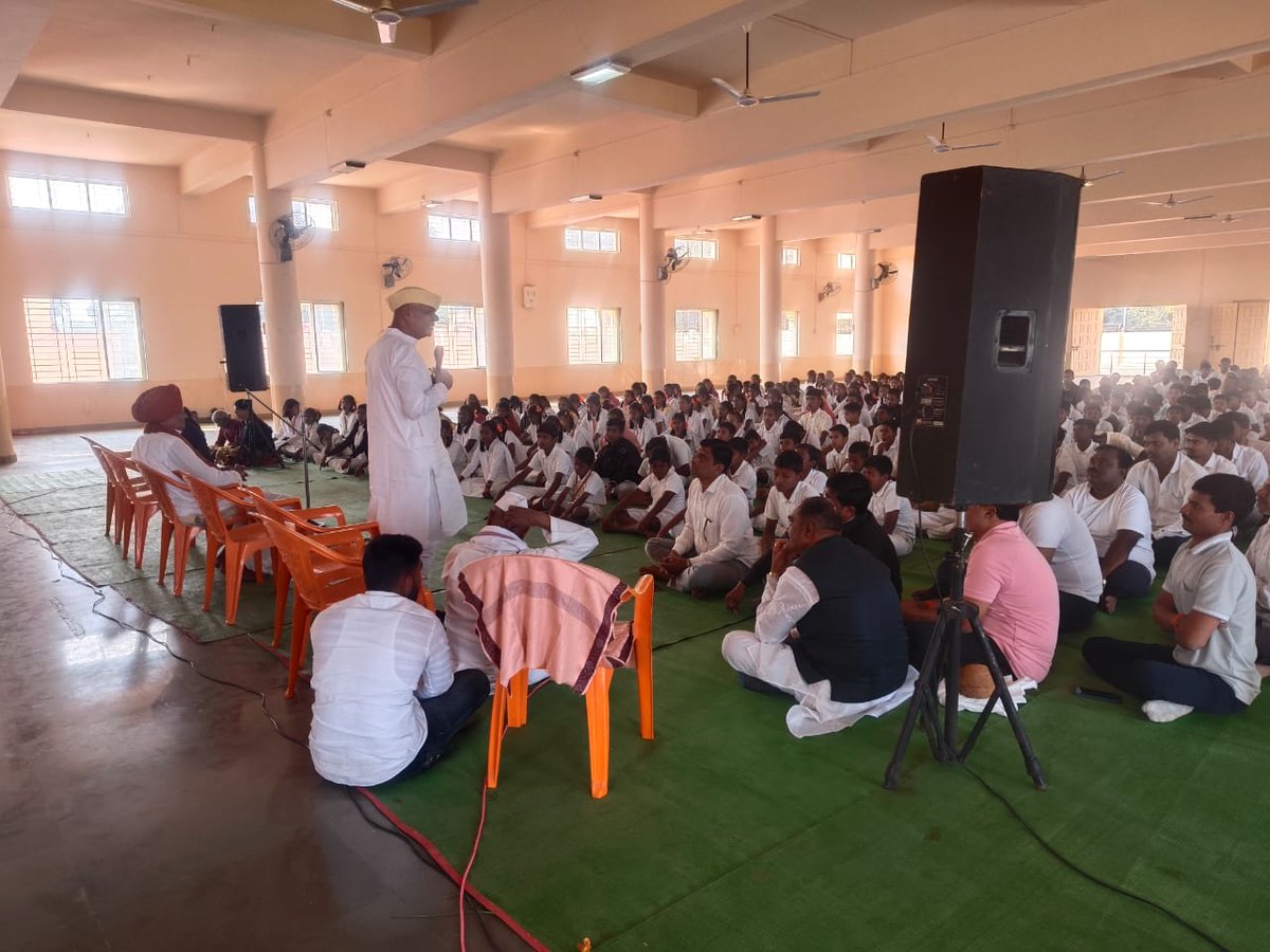 On the occasion of World Meditation Day, 900 farmers in Devgadh, District Ahilyanagar, participated in a meditation session led by our Agri Teachers. The event emphasized the importance of mindfulness and inner peace. 
#WorldMeditatesWithGurudev
#WorldMeditationDay2024