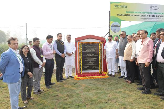 airnewsalerts's tweet photo. Union Jal Shakti Minister C. R. Patil inaugurated Climate Smart Agro-Textile Demonstration Center at Navsari in Gujarat. 

Addressing on the occasion, C. R. Patil emphasized the critical role of Agro-Textiles in improving crop productivity, conserving resources, and enabling sustainable farming. 

He urged farmers to visit the demonstration centre and integrate Agro-Textile technologies into their practices for enhanced agricultural outcomes.