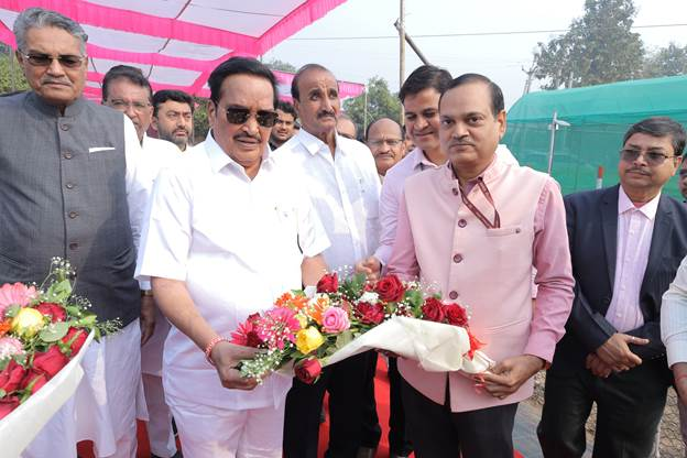airnewsalerts's tweet photo. Union Jal Shakti Minister C. R. Patil inaugurated Climate Smart Agro-Textile Demonstration Center at Navsari in Gujarat. 

Addressing on the occasion, C. R. Patil emphasized the critical role of Agro-Textiles in improving crop productivity, conserving resources, and enabling sustainable farming. 

He urged farmers to visit the demonstration centre and integrate Agro-Textile technologies into their practices for enhanced agricultural outcomes.