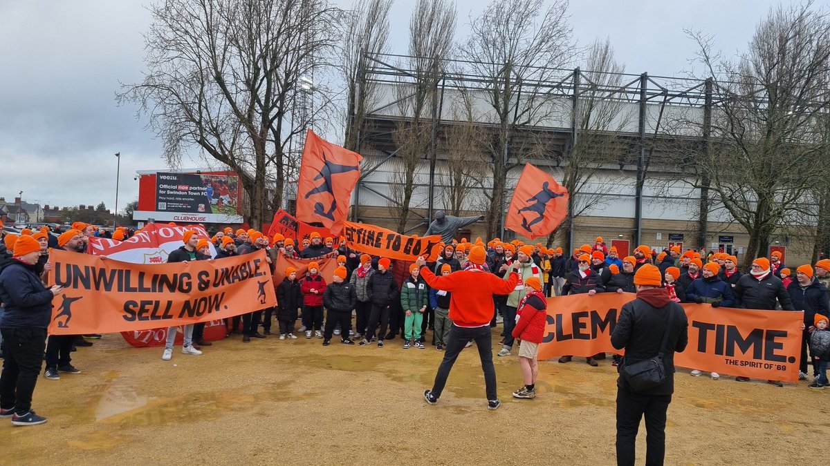 SwindonWeb's tweet image. .@ivograham leading the #stfc @so69fangroup fans having their say outside The County Ground. 
#ClemItsTime #redarmy