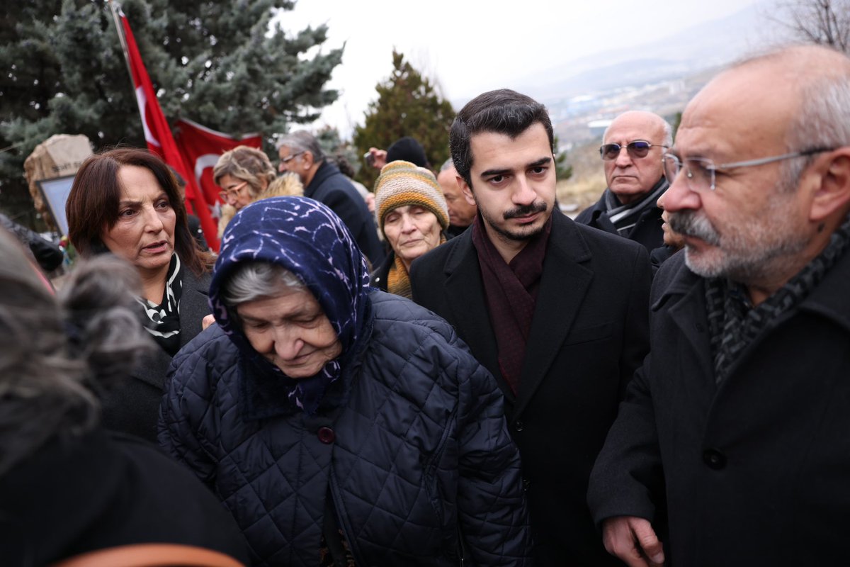 Aramızdan ayrılışının 15. yılında acımız hiç eksilmedi.

Her yıl olduğu gibi bu yıl da kumpas mağduru Yarbay Ali Tatar’ı mezarı başında andık.

Ülkemizde bir daha böylesi utançlar yaşanmaması için unutmayacağız, unutturmayacağız!

#YarbayAliTatar