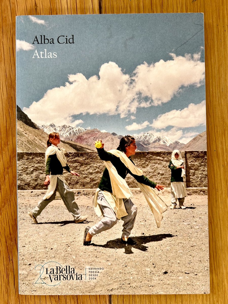 Sorprendente, hermoso, emocionante, original, preciosa edición…
Este poemario #Atlas de Alba  Cid
<a href="/al_ou_swanehals/">Alba Cid</a> <a href="/labellavarsovia/">La Bella Varsovia</a> lo tiene todo!