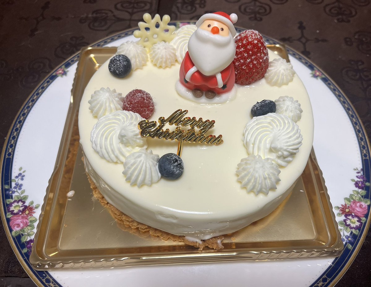 bluemchenluce's tweet photo. 毎年恒例の会社からクリスマスケーキのプレゼント✨
今年はフロマージュフレイズ
美味しくいただきます(*ˊ˘ˋ*) https://t.co/OOImuwOEGj