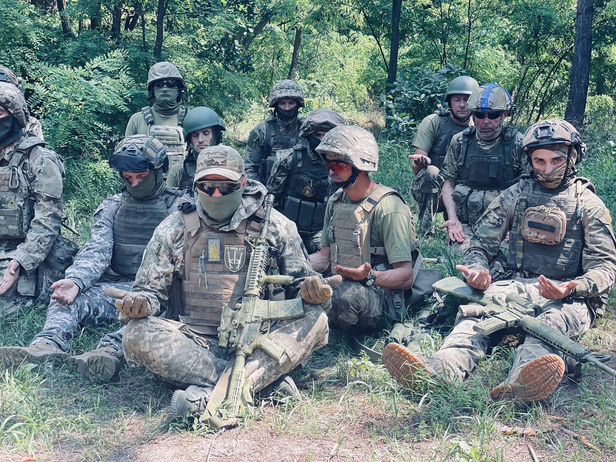 ArtofLiving's tweet photo. Soldiers and humanitarian workers in Ukraine get a moment of peace with meditation! 

Art of Living volunteers have been working with war veterans for several decades to help them heal and overcome PTSD. 

#WorldMeditatesWithGurudev https://t.co/COuY1RCB7y