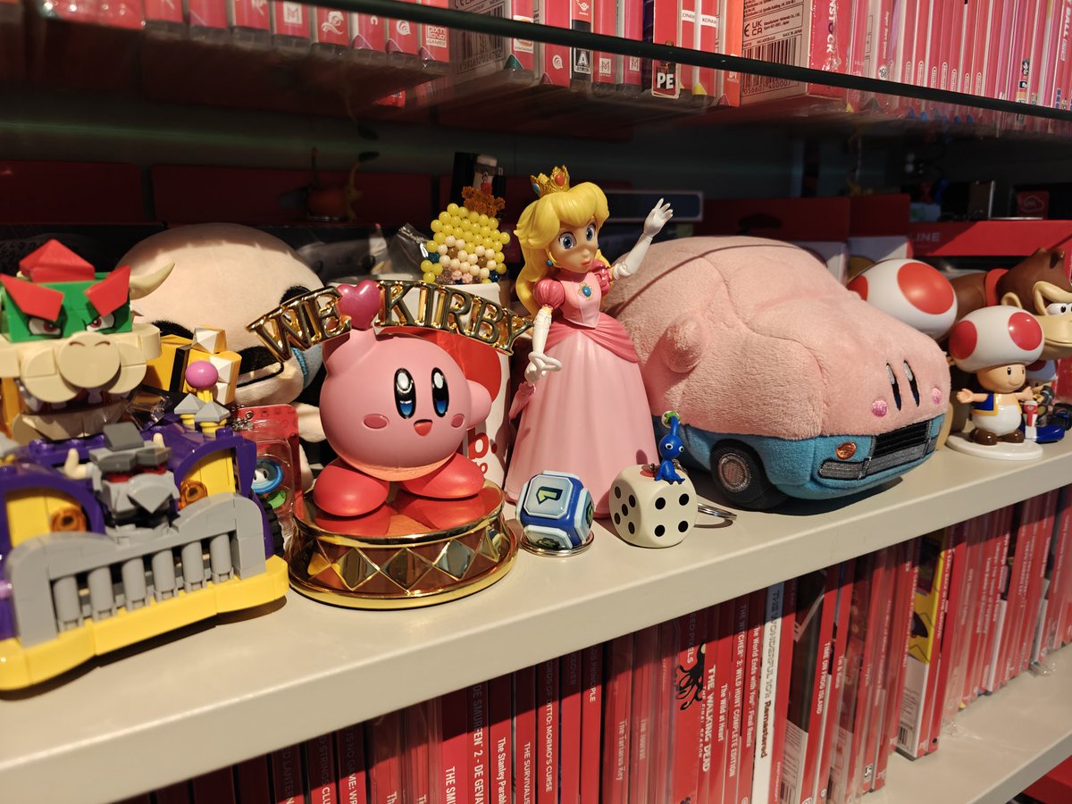 PacboySlim's tweet photo. And the right shelves are done (with Switch games M-Z). Dedicated one shelf for collectables. The display stand is emptied (for now filled with steelbooks). The collection is tidy again, now it's time to play! https://t.co/UGgdKxOkKh