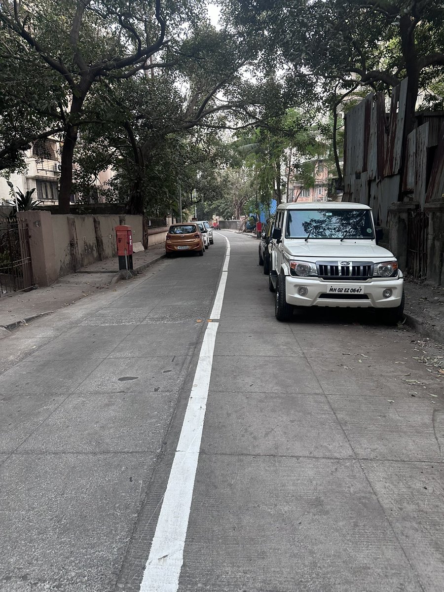 TheZanMaster's tweet photo. Kudos to @mybmc @mybmcWardHW for painting these meaningless lines on the road instead of fixing two dangerous potholes that are right on the turning of 10th rd and 7th rd Khar. These potholes cause vehicles to swerve last minute on the turn. https://t.co/OrK8vIfB8e