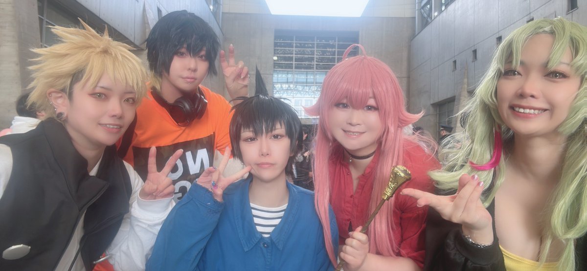 haine901's tweet photo. ジャンフェス行ってきた！みたいな写真！
ウィッチウォッチの皆で行ったけどステージ入れませんでした😭😭😭😭アニメ化おめでとうございます🎉🎉🎉🎉
午後入場は本当に負け戦だったけど楽しかった🧙🪄✨✨
ターボババアと飛信隊の旗めっちゃ嬉しい·͜· 
#ジャンプフェスタ https://t.co/UkpAU1BIgE