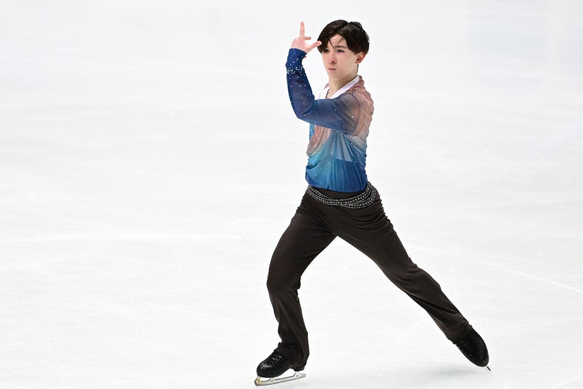 全日本フィギュアスケート選手権2024⛸️ 男子シングルでは鍵山優真選手が優勝👏 2位には中田璃士選手、3位に壷井達也選手✨  鍵山優真選手はこの勝利でミラノ・コルティナ2026オリンピックの出場枠獲得がかかる世界フィギュアスケート選手権への出場を決めました ..., image size:1200x800