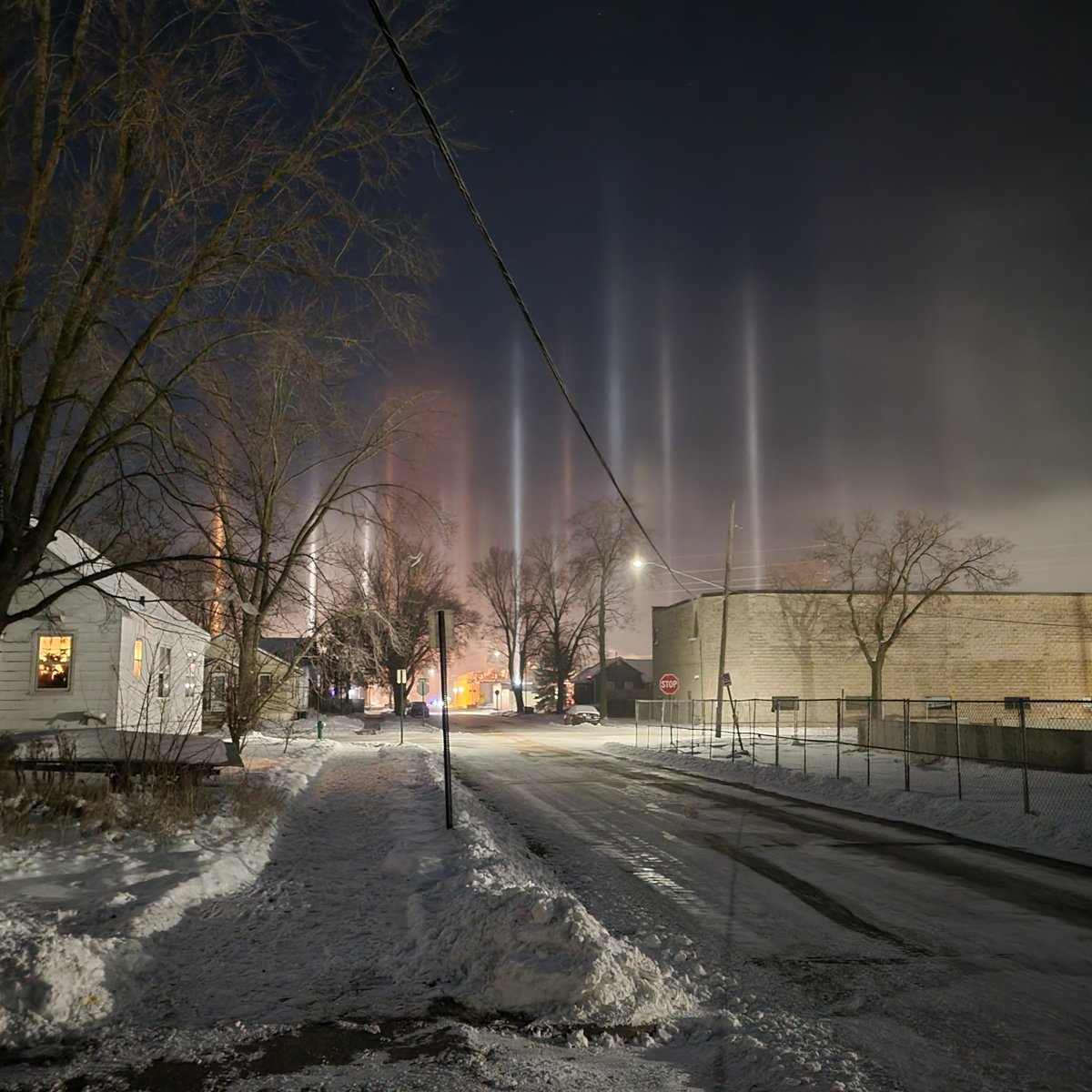 GGSoFly's tweet image. Light pillars spotted in La Crosse, Wisconsin 💡🌨