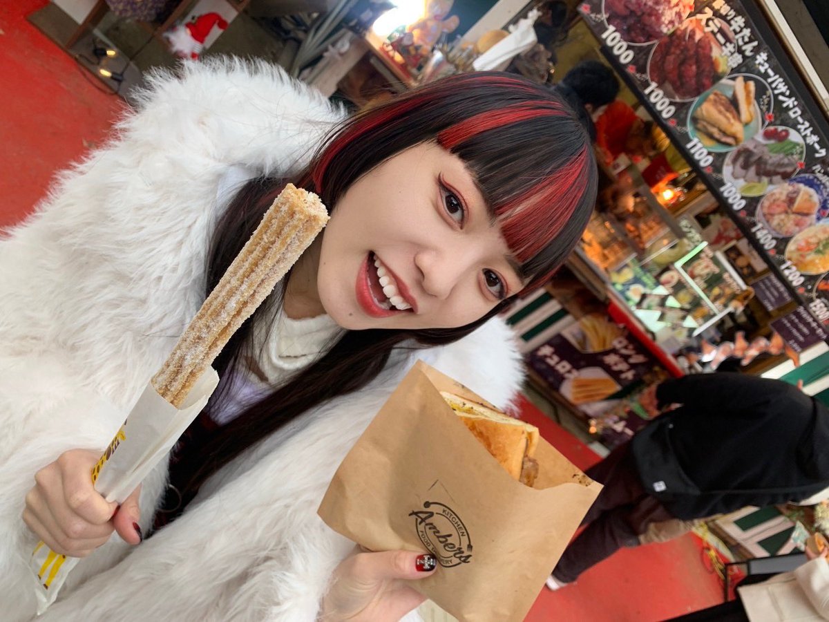 ChaR_uta's tweet photo. そして！！⭐️
「NICO TACOS 」さん
ワシポップで話していたクリスマスタコスを食べました🌮 Bueno!

「キッチンアンバーズ」さん
キューバサンドは肉厚でチーズたっぷりで食べごたえがあって美味しかったです！

「東京基地」さん
オレオのせ ホットスイーツラテ 
甘くて見た目も可愛くてDelicious！ https://t.co/pJytJL3dbC