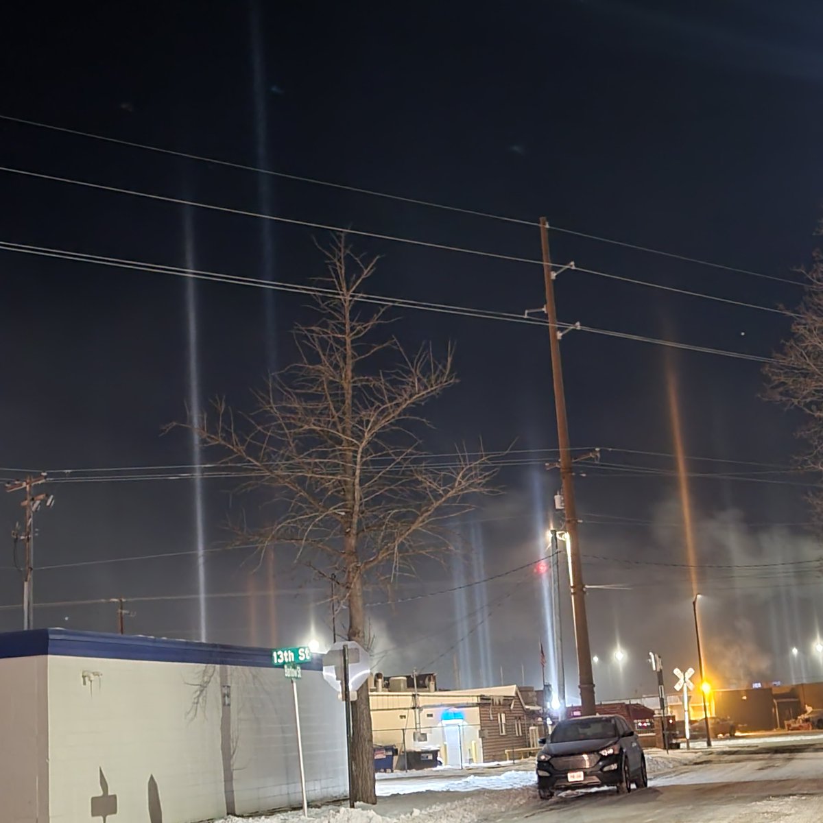 GGSoFly's tweet image. Light pillars spotted in La Crosse, Wisconsin 💡🌨