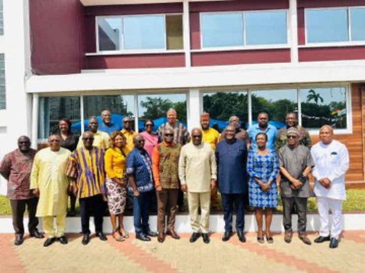 Why are they worried  and hurt, why are they calling @AlanKyerematena traitor, why are they calling him bad names, so between Alan and the NPP who is traitor.. So the leader and founder of movement for change can’t visit  the president elect to congratulate him or advise him..