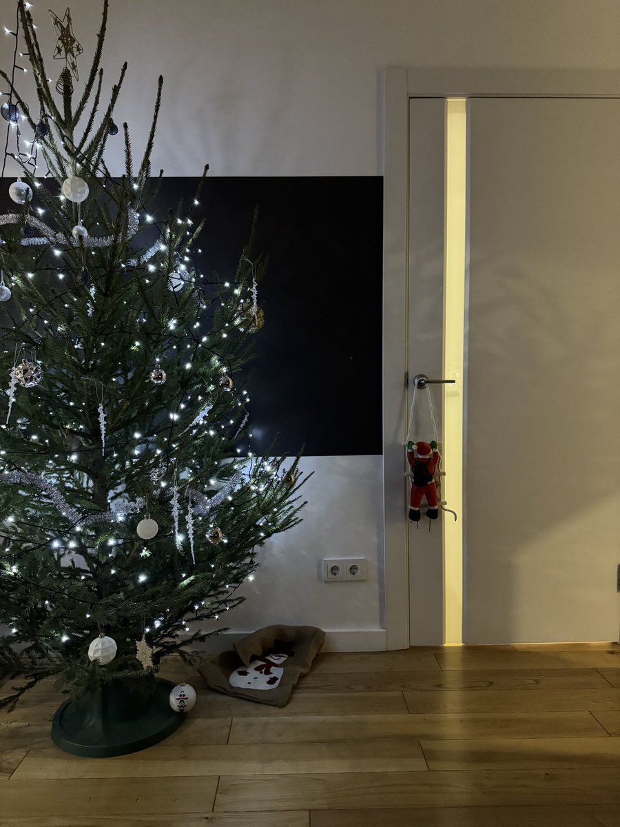 Мой глаз дергается в такт с гирляндой