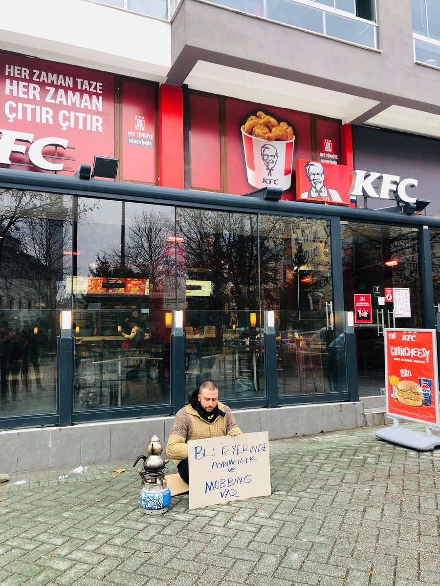 Eskişehir Atatürk bulvarı KFC şubesi önünde tek başıma oturma eylemi yapıyorum. <a href="/kfcturkiye/">KFC Türkiye</a> 9 aylık bebeği olan bir anneye mobbing uygulayarak işten çıkarttınız içiniz rahat mı?