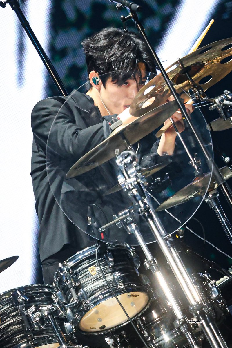 이 사진 뭐애..? 미모 달란트 진짜 돌았네…
이 순간은.. 콘서트 끝내기 싫어서
남자친구적 장난 친다고 심벌 만지작대던
그 순간 아니야…..? 갑자기 사진으로만 보니까
영화 스틸컷이 됐잖슴……..
고개를 들어 보아라(요) 우리들의 잘난 드러머다.