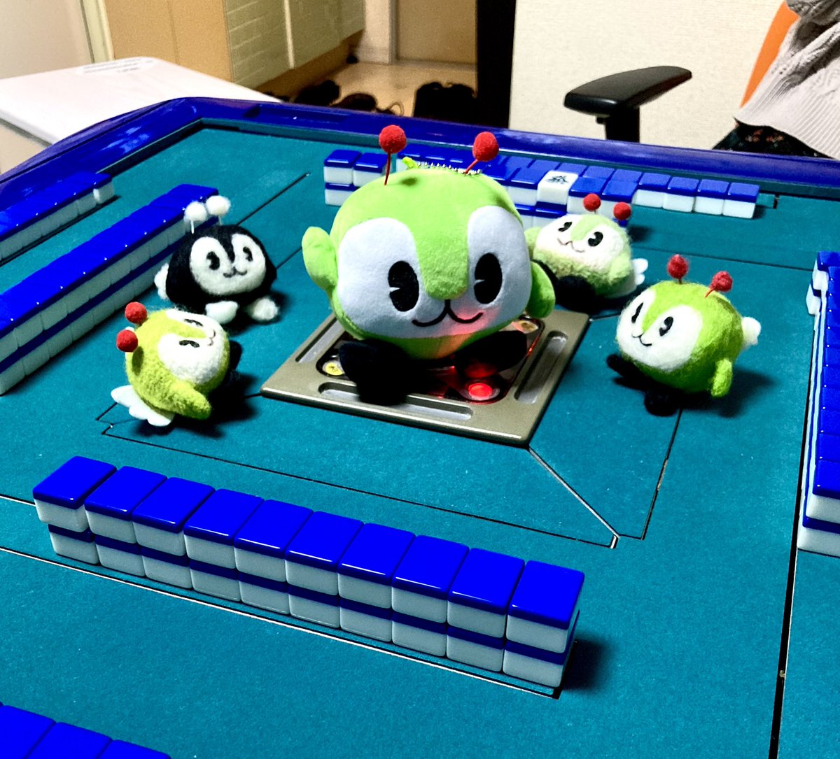 これはメンバーの推しとぐりとぐらと雀卓に現れたビッグみんくる様と慄くちびみんくる達とホワイトボードに出現した一人先生とまとわりつく猫 