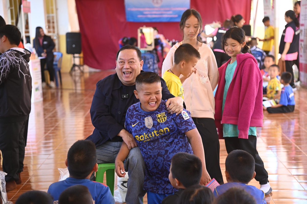 utn_official's tweet photo. ไม่ทิ้งใครไว้ข้างหลัง 
‘จุติ ไกรฤกษ์’ บุกมอบอุปกรณ์กีฬาให้นักเรียน บนความสูงกว่าระดับน้ำทะเลกว่า 1,400 เมตร
.
วันที่ 20 ธันวาคม 2567 นายจุติ ไกรฤกษ์ สมาชิกสภาผู้แทนราษฎร แบบบัญชีรายชื่อ พรรครวมไทยสร้างชาติ เปิดเผยว่า https://t.co/OcN0d92D24