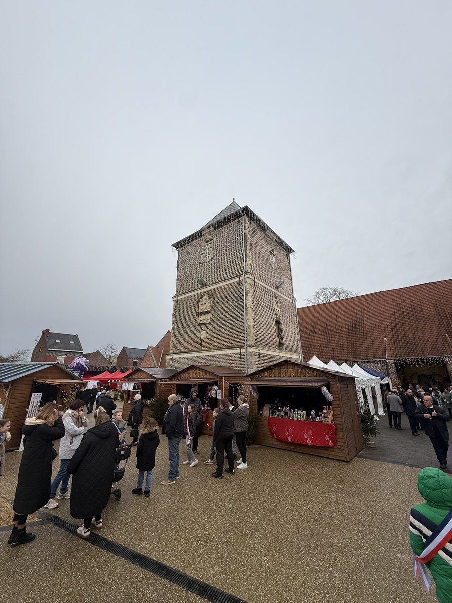 PatrickKanner's tweet photo. Nous avons inauguré ce matin le superbe marché de noël de #Dechy au sein de la ferme Jacquard. 50 exposants dans un lieu exceptionnel. 

Félicitations au maire Jean-Michel Szatny pour cette belle manifestation.

@chereau https://t.co/80jl8jT3EL