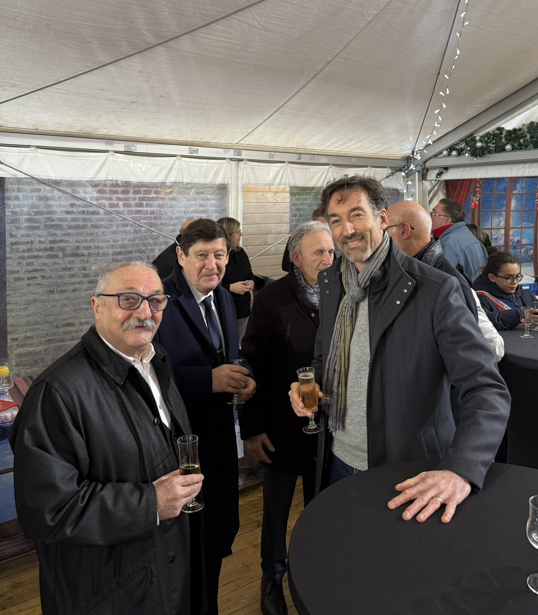 PatrickKanner's tweet photo. Nous avons inauguré ce matin le superbe marché de noël de #Dechy au sein de la ferme Jacquard. 50 exposants dans un lieu exceptionnel. 

Félicitations au maire Jean-Michel Szatny pour cette belle manifestation.

@chereau https://t.co/80jl8jT3EL