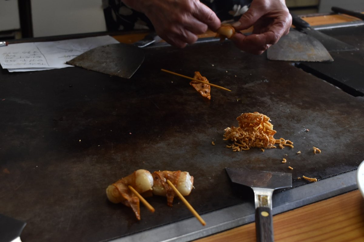 駄菓子を選んで渡したらおばあちゃんに鉄板でオリジナルメニューを作って貰えるという夢みたいなお店が名古屋にあるんです