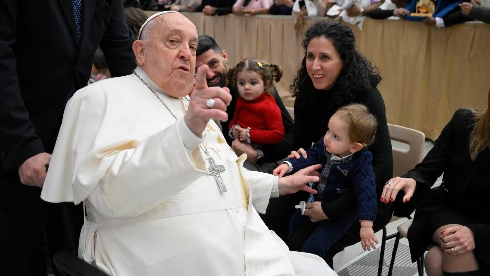vaticannews_es's tweet photo. El #PapaFrancisco se reúne con los trabajadores de la #SantaSede, de la Gobernación del Estado de la Ciudad del #Vaticano, del #Vicariato de Roma y sus familiares, con motivo del tradicional intercambio de las felicitaciones navideñas.
https://t.co/1oS0JkdiMF https://t.co/4mlETx1xbY