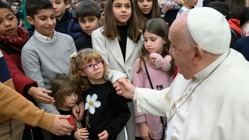 vaticannews_es's tweet photo. El #PapaFrancisco se reúne con los trabajadores de la #SantaSede, de la Gobernación del Estado de la Ciudad del #Vaticano, del #Vicariato de Roma y sus familiares, con motivo del tradicional intercambio de las felicitaciones navideñas.
https://t.co/1oS0JkdiMF https://t.co/4mlETx1xbY