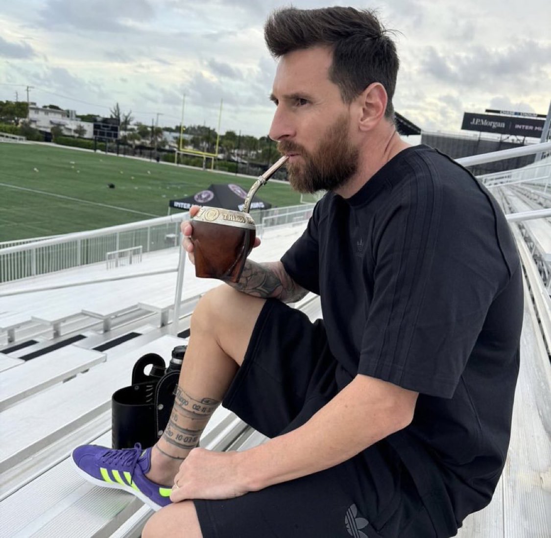 OutMessi_'s tweet photo. “el finde voy a dormir hasta tarde”

yo a las 9 de la mañana: https://t.co/6YjcvhATk5