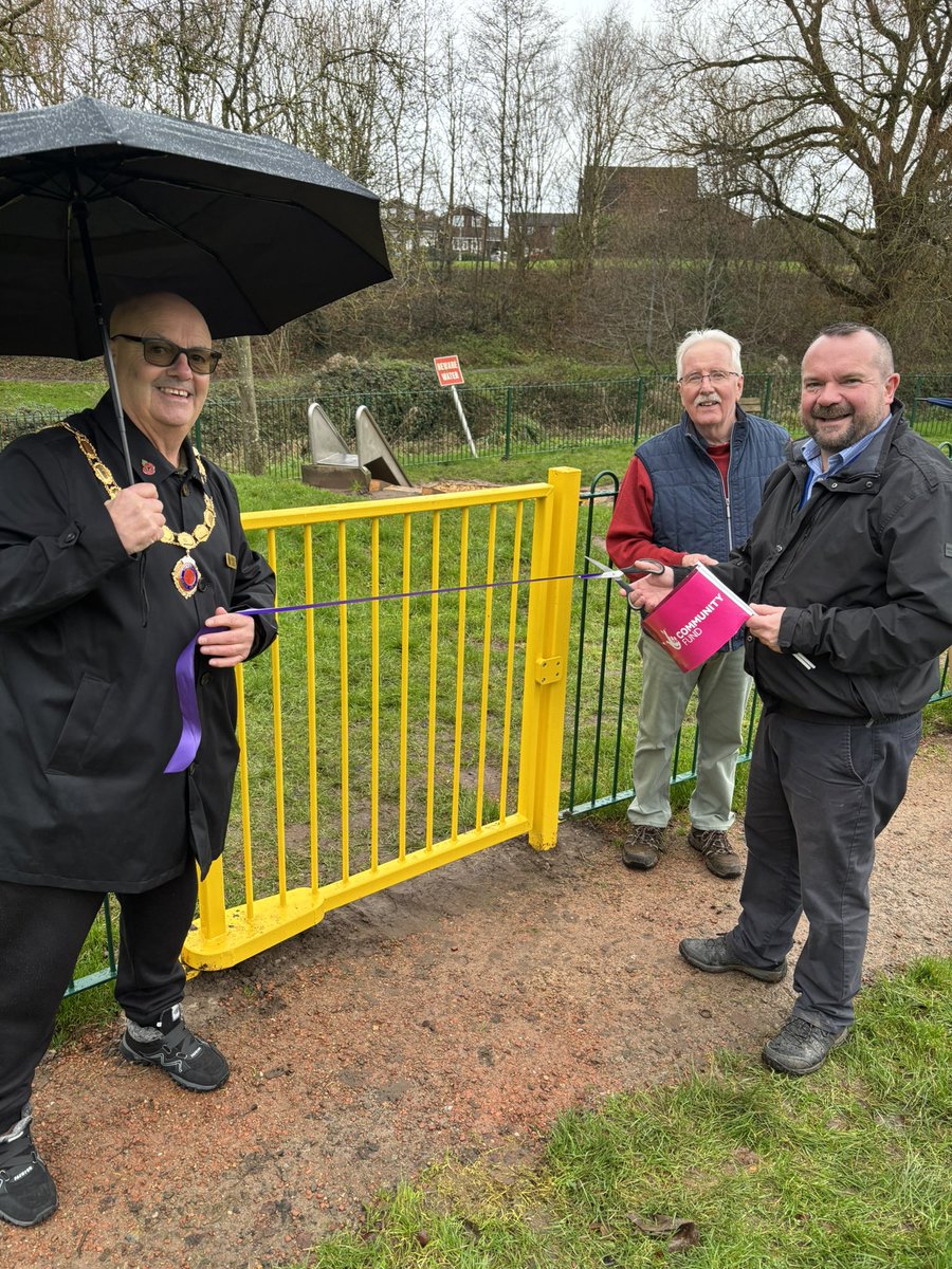 WombourneParish's tweet photo. 🌟 Poolhouse Play Area 🌟
Opened by Cllr Martin Perry, this project was made possible thanks to a £56,600 grant from the National Lottery Community Fund.
Nancy was first on the equipment, followed by Amelia, Isla &amp; Ronnie – a big thumbs up from them all! @TNLComFund https://t.co/9fOK5yB1Ht