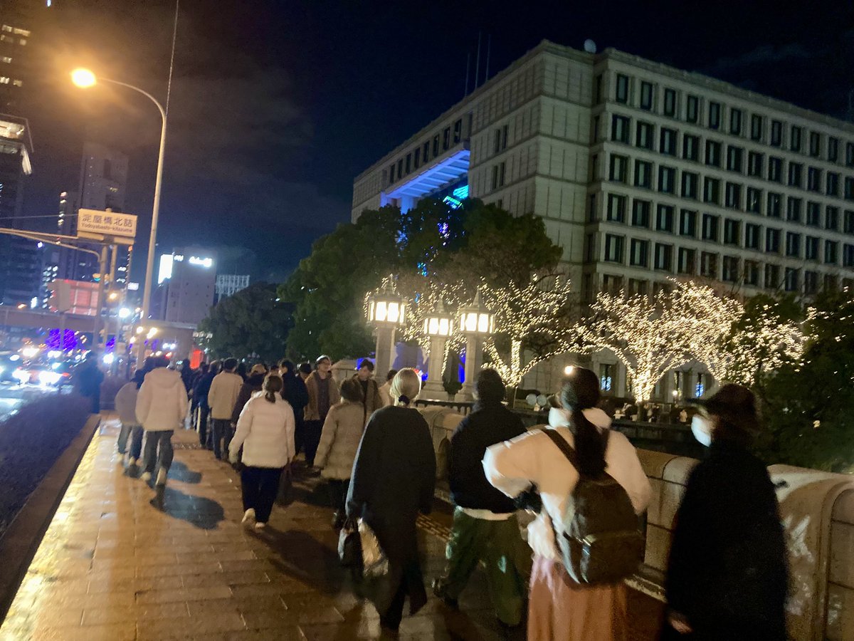 umikasumi01's tweet image. 平日のほうが中に人がいると思う。
私は御堂筋線の淀屋橋駅（梅田駅から1駅）から行きました。出口1を出て、淀屋橋を越え大阪市役所のイルミネーションを見ながら進みもう一つ橋を越える。交番を右に曲がりまっすぐ行くと裁判所。裁判所前の歩道幅は4mくらい。

#飯島健太郎裁判長に抗議します