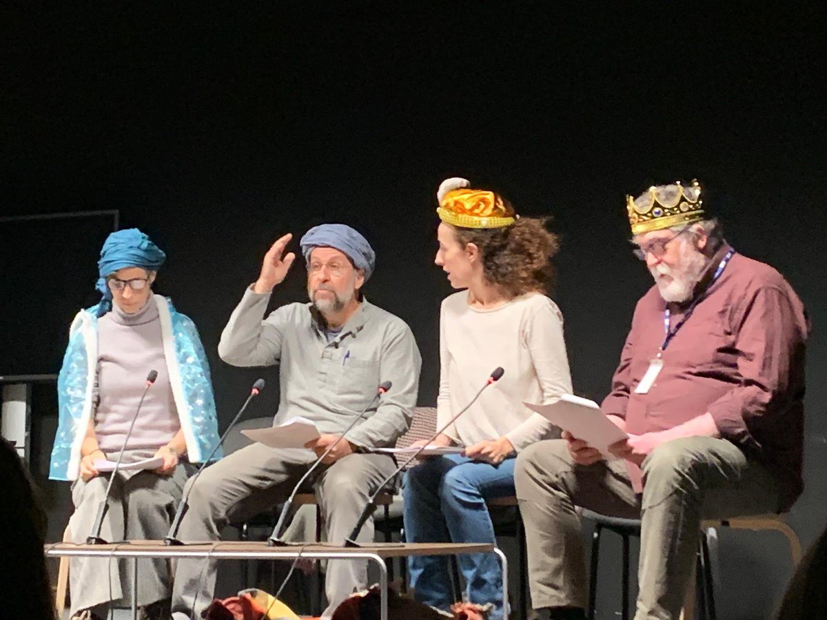 simolab_'s tweet image. Still another (14th) edition of the &quot;little shepherds&quot; of the @ICMCSIC, a humourous and rhymed chronicle of the year. Jokes, criticism, memories of the ones who have left, wishes and songs to laugh and celebrate. 
Performed by Eva, 
@pepgppepgp, Eli, and Rafel @simolab_