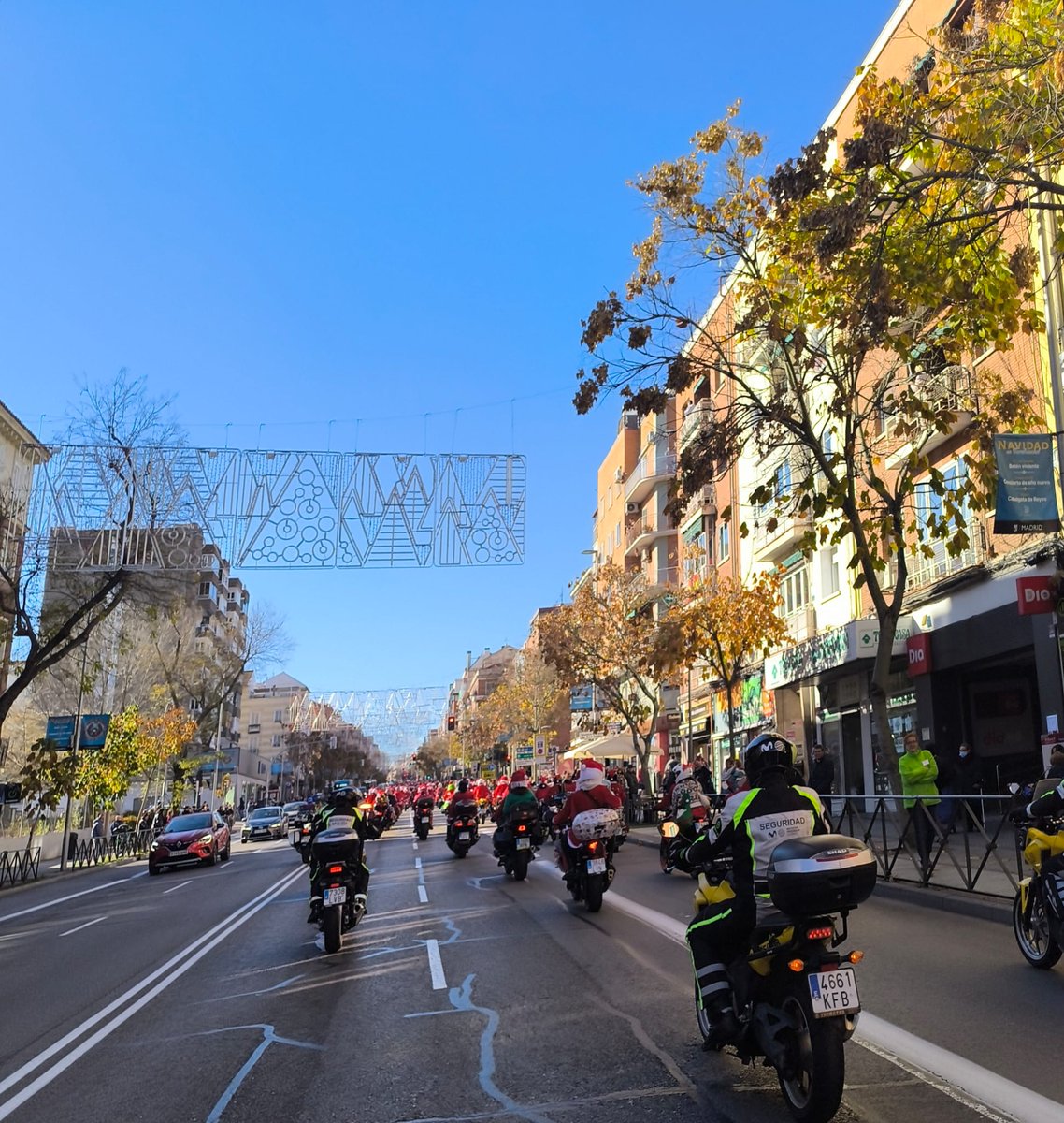 Compañeros de @Ipamadrid organizando y disfrutando de nuestra Papanoelada anual.
Cada día.... Más participantes.
Aprovechamos para desearos lo mejor en estas fechas. 
Felicidades a tod@s!!!