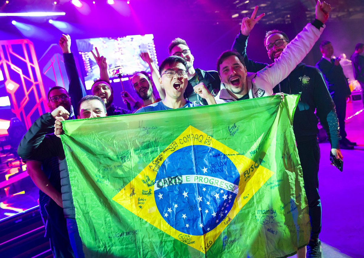 SaideraARAM's tweet photo. Muito obrigado!

É meio impossível mostrar o que acontece por trás das câmeras, mas tenham certeza que eu não teria chegado tão longe se não fossem várias pessoas por tanto tempo. Então meu muito obrigado à minha família e amigos, e em especial ao Eric “SKEPET” e Brendon “brcambui” que me ajudaram demais na preparação, desde análise de VODs até construção de scripts para entender para qual direção o meta estava indo. E recentemente, preciso ressaltar a importância de conversar com outros jogadores, todos os que estiveram em Macau que discutiram comps e compartilharam estratégias até altas horas da madrugada. Mas em especial ao @ego_illusions  e @TFTmDobZ  que me ensinaram a jogar end-games boards durante nossas calls de scrims e ao Egão que num almoço qualquer soltou que teve bons resultados com Ezreal de Runaan’s, salvou demais!

Subir em stage e representar o Brasil em cenário internacional era meu sonho desde 2012, e eu já havia aceitado que não realizaria isso há um tempo, falei um pouco mais em um post no linkedin: https://t.co/GMp8QLj4fz. Fiquei extremamente emocionado de ter essa chance e quando desci do palco no final do segundo dia e ouvi: “Pode chorar, é o seu sonho”, eu não consegui segurar, lembrarei para sempre desse momento. 

Jogar para mim é sobre isso: criar momentos. Eu queria ter entrado no stage final levantando nossa bandeira, pedi para mais de 5 pessoas isso, tentei escalar para quem pude, mas não deixaram. 
Mas pelo menos vi que meus amigos viajaram para outras cidades para se encontrar e assistir aos jogos juntos, alguns entraram no discord, minha família assistiu e a grande maioria dessas pessoas nunca jogou uma partida de TFT. Isso não tem preço, e mesmo sabendo que dava para ter ido melhor e ganhar o lobby final, pra mim, foi perfeito do jeito que foi. Falei pessoalmente para os outros competidores brasileiros que estavam lá, mas estendo a todos: é bem possível ganhar, boa sorte para vocês e contem comigo para fazer qualquer análise estatística que precisarem.

Pegando a linha de preparação: a minha foi um mix de coisas que aprendi no mundo das startups/corporativo, com o que estudei que deu certo em outras histórias de competidores. Acho que o principal foi ter uma boa rotina e saber pausar de vez em quando. Desde o dia 1 segui praticamente a mesma rotina para acordar, cuidar da saúde e treinar focada no campeonato, como está no print. E quando eu digo treinar, não é só spammar jogar, eu me forçava a jogar em situações ruins, para praticar como sair delas, seja pegando um augment ruim no 2-1, ou forçando uma comp sem nenhum setup, salvar top5 ou top6 nessas situações são a diferença em um campeonato de md3. Também mantive acompanhamento físico com instrutores da academia, nutricionista (ig https://t.co/RGwPRmC86W) que também me ajudou a montar uma rotina de acordo,  e acompanhamento psicológico com o @shinriigakusha que além das técnicas para acalmar no stage (a famosa deitada do aspas), também me ajudou a balancear sair com amigos e manter a cabeça sã.

Sobre meu futuro e algumas explicações do porquê essa foi a minha saidera. Eu amo competir e me desafiar, mas também não gosto de fazer as coisas pela metade e eu já não tenho a mesma vontade de dedicar 16h por dia jogando, praticamente 6/7 dias por semana. Tive que parar minha vida inteira para me preparar para Macau, e só foi possível porque nos últimos anos eu construí uma estabilidade financeira legal que me permitiu ter essa chance. Então, mesmo que várias pessoas de diferentes países me contaram suas histórias de como conciliam TFT em suas vidas, na tentativa de eu não me aposentar, eu só vejo 2 coisas que eu ainda gostaria de fazer como jogador e que me fariam voltar a jogar try-hard: um Open no Brasil ou jogar um 4v4 internacional estando em um time com 4 brasileiros. 

Mas até lá, continuarei perseguindo outros sonhos.

Um deles é conseguir trazer mais do mundo analítico para os esports, no TFT é bem mais fácil de explicar como esses conceitos estão relacionados, mas também acredito ser possível em FPS, MOBA e outros estilos. Já fiz alguns estudos no passado usando reconhecimento de imagens e um pouco de análise descritivas para Valorant, por exemplo e acredito conseguir expandir para qualquer jogo competitivo

Dito isso, não tenho pressa. Esperei 12 anos para fazer algo, vou esperar surgir uma oportunidade para entrar no mundo de jogos num cargo de Analista de Dados, ou algo do tipo. 

Até isso acontecer, estarei na torcida pelos brasileiros atingirem cada vez mais resultados no cenário internacional. E caso alguém queira mais detalhes sobre qualquer tópico, favor me convidar para um boteco de mesa de plástico e cerveja de procedência duvidosa.

VAMOS 🇧🇷