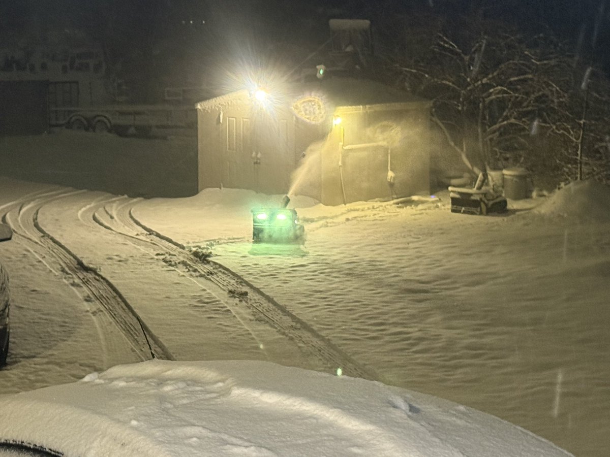 sthibodeauTA's tweet photo. @sincerelyivy Come visit me!  We got snow, just in time! https://t.co/4ihpDzsdU9