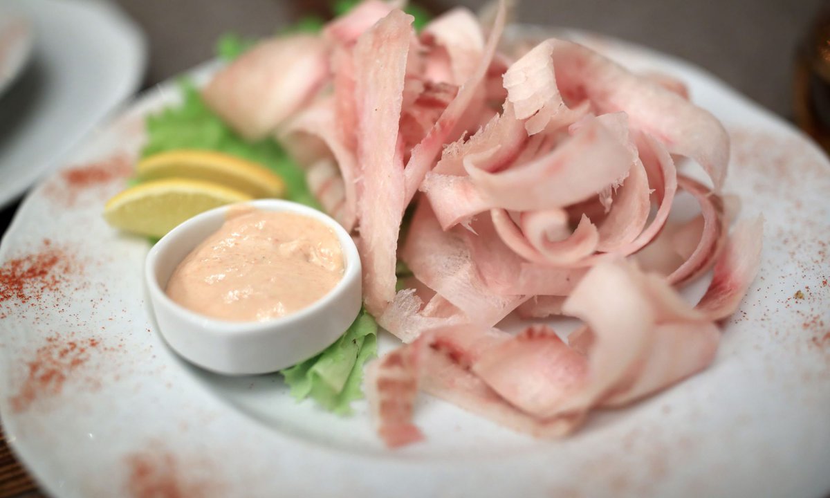 blackflagcrz's tweet photo. 生魚を愛したスターリン

出されるものを無頓着に食べたスターリンだが、ある時モスクワにサケ科の淡水白身魚ネルマを用意してくれと要請
難しい命令ではなくすぐ配送されたが、ルイベに酷似したストロガニナが食べたかったらしく、ニンニクと塩をつけてコニャックで流し込んでご満悦だったそうだ https://t.co/zQ1KHyuhBK