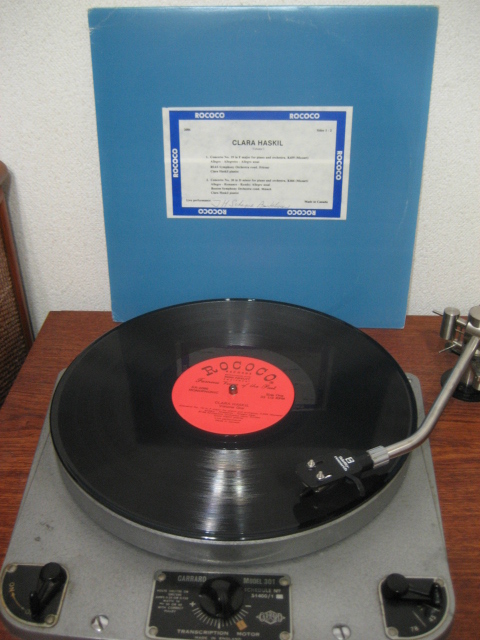 mojii1141341's tweet photo. #モーツァルト #クララハスキル
ピアノ協奏曲 #K459
#K466(指)Charles Munch(オケ)Boston S,O,
こんな録音あったんだ
#Bach BWV914 #Toccata #Ravel #Sonatine
#Schumann A-B-E-G-G, OP,1 、、、
#Canada #Rococo ライブモノラル盤 2枚組
再生フォノイコライザーNAB
#Mozart #ClaraHaskil https://t.co/dmbdc9vps9