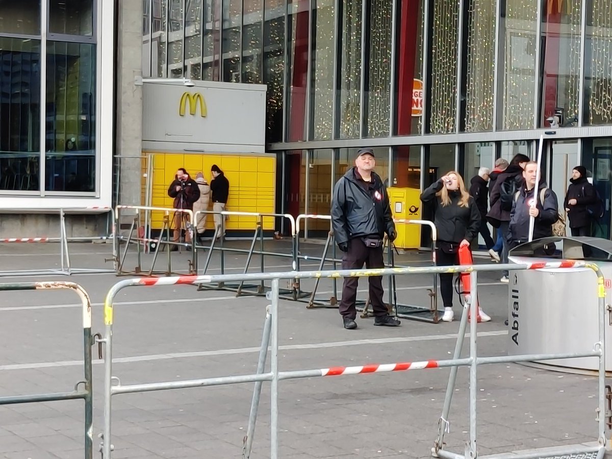 1300 Heute findet in #Braunschweig #Niedersachsen unter dem Motto "Braunschweig Nazistadt" ein #neonazis|tischer Aufmarsch statt.
Bisher warten drei Neonazis am Hbf, u.a. Martin Kiese.
#bs2112