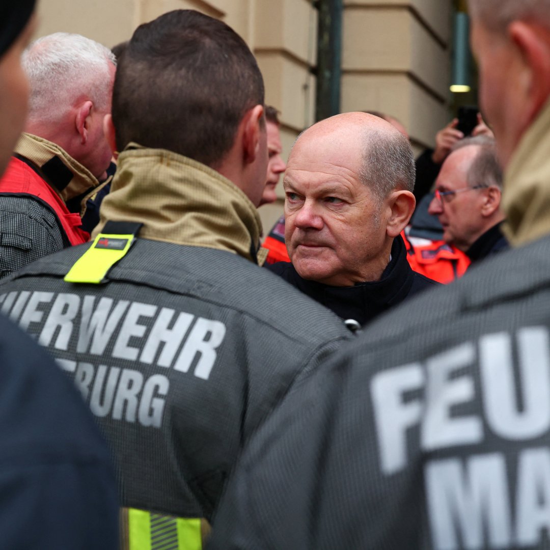 CGTNEurope's tweet photo. German Chancellor Olaf Scholz travelled to Magdeburg to pay his respects at the scene of the deadly car-ramming attack on a Christmas market which has killed at least five people .
#germany #germanattack #scholz #christmasmarket https://t.co/61lQMGcPT4