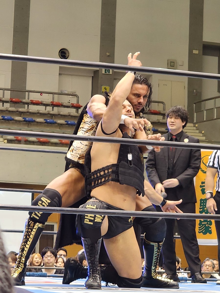 VictoriaKitty11's tweet photo. 12月6日 鹿児島サンアリーナせんだい
カッコイイ
フィリップブラザーズ
やっとで正面で見れた気が🤩
熊本市内でお2人見かけましたが
仲良し兄弟😍
また新日本に来て欲しいです💫
#njpw
#njwtl
#トム・フィリップ 選手
#TomeFilip
#スティービー・フィリップ 選手
#StevieFilip
#NaturalClassics https://t.co/v78XBt5X4V