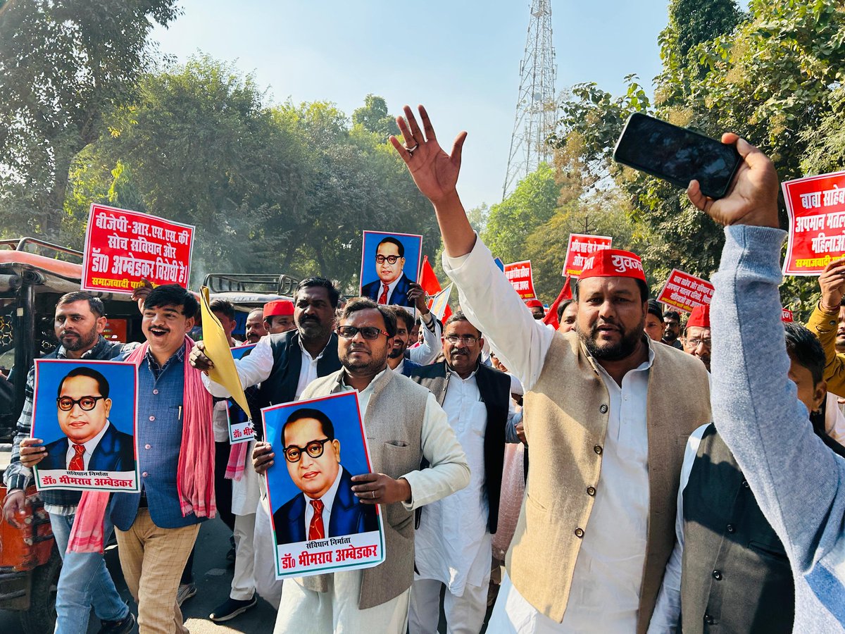 AfsalShaan6108's tweet photo. आज माननीय राष्ट्रीय अध्यक्ष अखिलेश यादव जी के अहवान पर अमित शाह द्वारा बाबा साहब भीम राव अंबेडकर जी अपमान के विरोध माननीय यासर शाह के नेतृत्व में जिला मुख्यालय पर प्रदर्शन किया गया @yasarshah_SP @JyotiDevSpeaks @yadavakhilesh https://t.co/4TRhjJfCyN