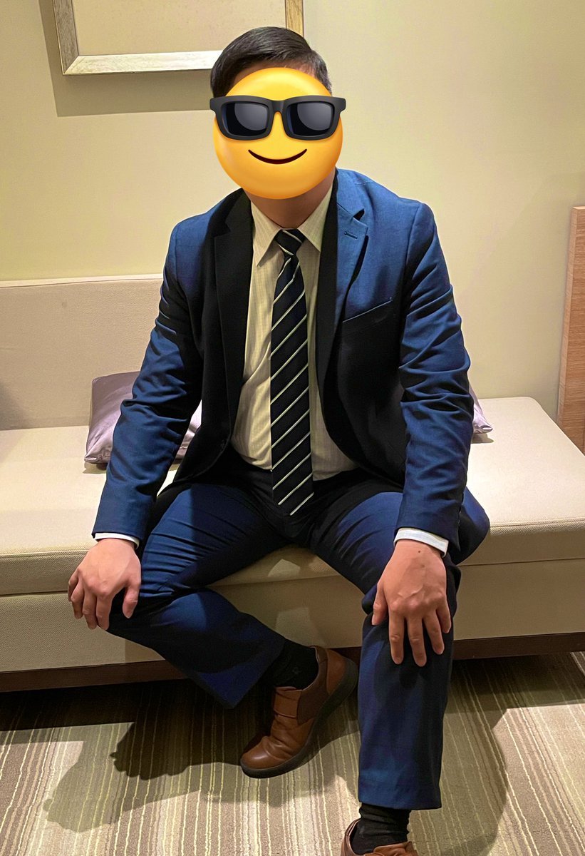 皮鞋搭黑色應該會比較好看？！