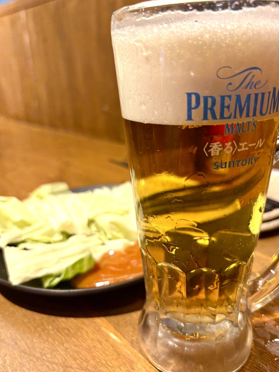 oyadoikuhito's tweet photo. 180円(税抜)のプレモルで始めました🍺
が、🍺秒で無くなったので2杯目注文中😅
この時期宴会が多いようでなかなか来ない💦
アテはお代わり自由のお通しキャベツ&串色々は税込734円💰
#てけてけ #浦安
#ツイッター晩酌部 #X晩酌部
#カコジョ #faceapp #makeupplus https://t.co/aE6TLap3OQ