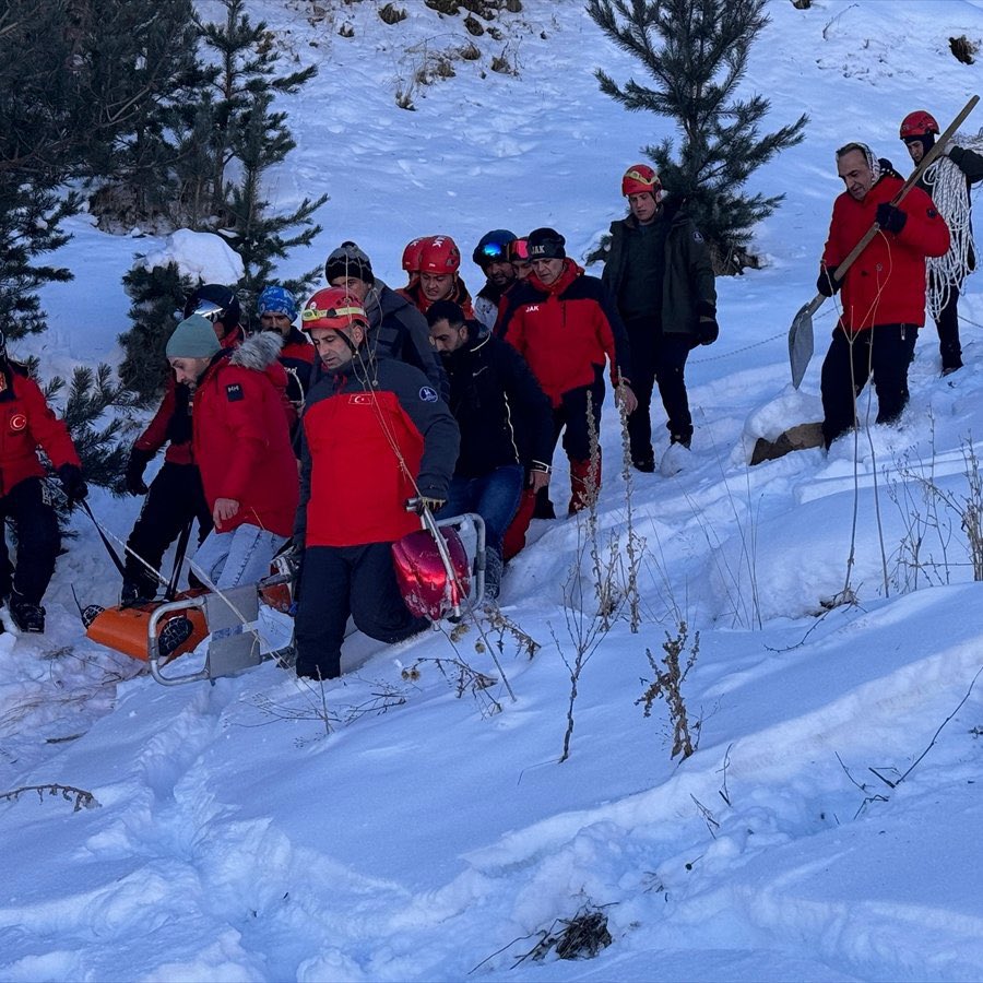 drsezginmumcu's tweet photo. Erzurum Palandöken Kayak Merkezi’nde çığ felaketine uğrayan ve yapılan tüm müdahalelere rağmen kurtarılamayarak yaşamını yitiren Judo Milli Takım Sporcumuz, Trabzon Köprübaşı’lı hemşehrimiz Emre Yazgan kardeşimize Allah’tan rahmet, ailesine ve sevenlerine başsağlığı diliyorum.

Çığ felaketinde yaralanan sporcularımıza acil şifalar diliyorum.