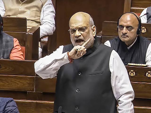 garrywalia_'s tweet photo. 2014 के बाद कांग्रेस का जबरदस्त स्टैंड 😎👇

आम तौर पर क्या होता है कांग्रेस कोई एक मुद्दा उठाती है मीडिया या साहेब कोई बड़ा मुद्दा या विवाद ले आते है और कांग्रेस अपने मुद्दे से भटक जाती है लेकिन इस बार लग रहा है कांग्रेस अड गई है

जैसा की आप सब जानते है अंबेडकर के मुद्दे पर कांग्रेस लगातार अमित शाह को घेर रही है इस बीच धक्का मुक्की कांड के चलते अम��त शाह का मुद्दा दबने वाला था लेकिन कांग्रेस वापसी कर रही है 

कांग्रेस अमित शाह द्वारा की गई टिप्पणी को लेकर बीजेपी के खिलाफ देशव्यापी आंदोलन करने की तैयारी कर रही है। कांग्रेस 24 दिसंबर को देशभर में बाबा साहेब अंबेडकर सम्मान यात्रा निकालेगी इस से अब एक चीज़ साफ़ है कांग्रेस भटकने वाली नहीं है इस बार .