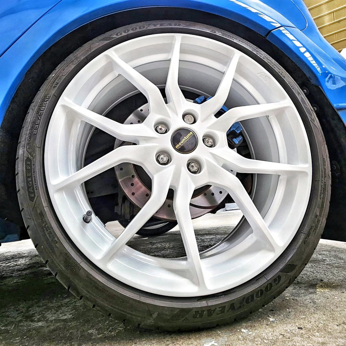 Gloss White for this Ford Focus ST wheel ⚪ 🤍