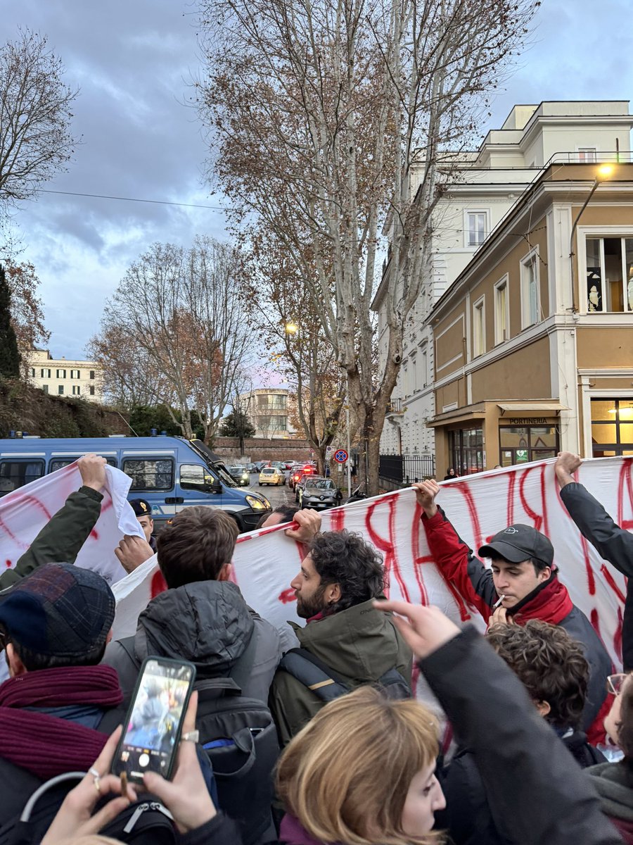 davclementi's tweet photo. Ieri pericolosissimi e facinorosissimi ricercatori universitari precari sono stati ricevuti dalla polizia invece che dalla Ministra Bernini, che non capisce come mai la sua riforma della carriera universitaria non venga apprezzata da chi la subirà sulla propria pelle. https://t.co/piVIbEu6Fx