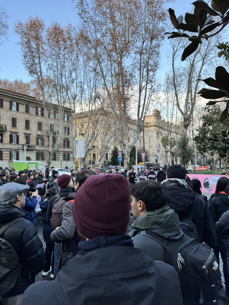 davclementi's tweet photo. Ieri pericolosissimi e facinorosissimi ricercatori universitari precari sono stati ricevuti dalla polizia invece che dalla Ministra Bernini, che non capisce come mai la sua riforma della carriera universitaria non venga apprezzata da chi la subirà sulla propria pelle. https://t.co/piVIbEu6Fx