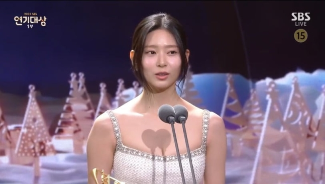 tang__kira's tweet photo. Kim Minju dan Choi Yuju memenangkan nominasi Best New Actress melalui drama 'Connection' dan 'The Escape of the Seven' di SBS Drama Awards 2024. https://t.co/apjhakeX9R