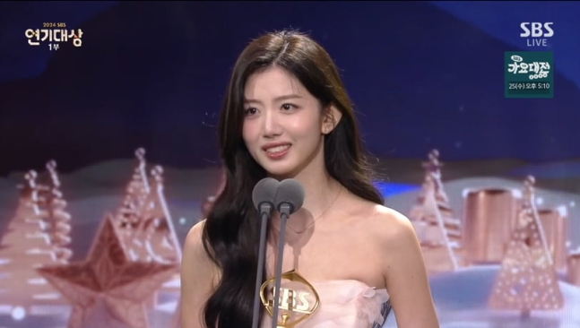 tang__kira's tweet photo. Kim Minju dan Choi Yuju memenangkan nominasi Best New Actress melalui drama 'Connection' dan 'The Escape of the Seven' di SBS Drama Awards 2024. https://t.co/apjhakeX9R