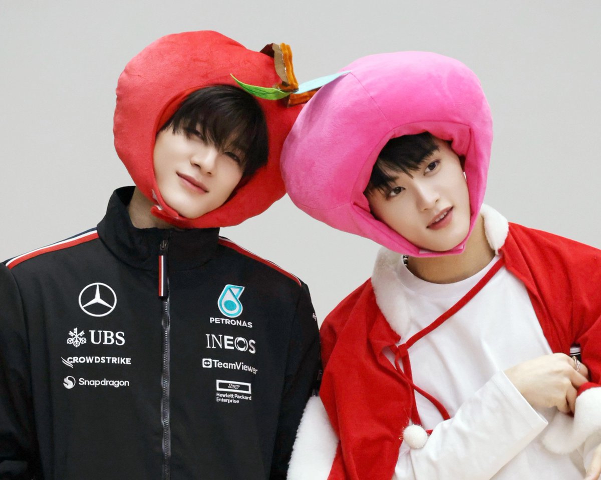 4jn23oo's tweet photo. 241221 #제노 #마크 🍒 https://t.co/772RacZkPO